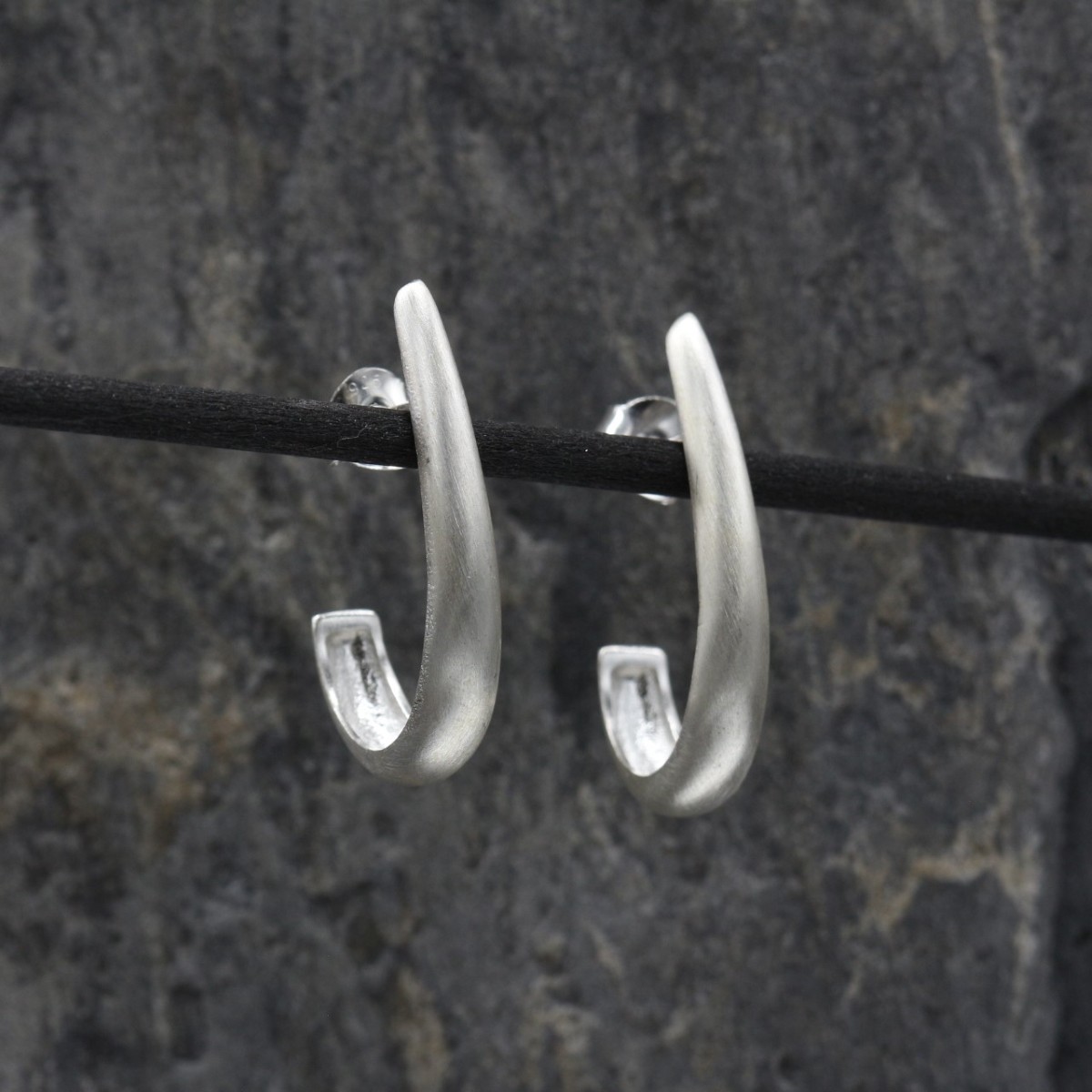 Medium hook earrings Básicos