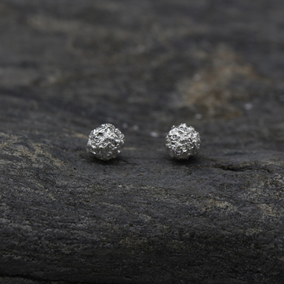 Small ball earrings Lava